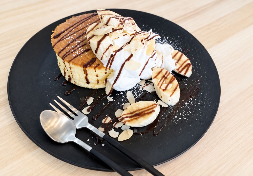 チョコバナナスフレパンケーキの一皿