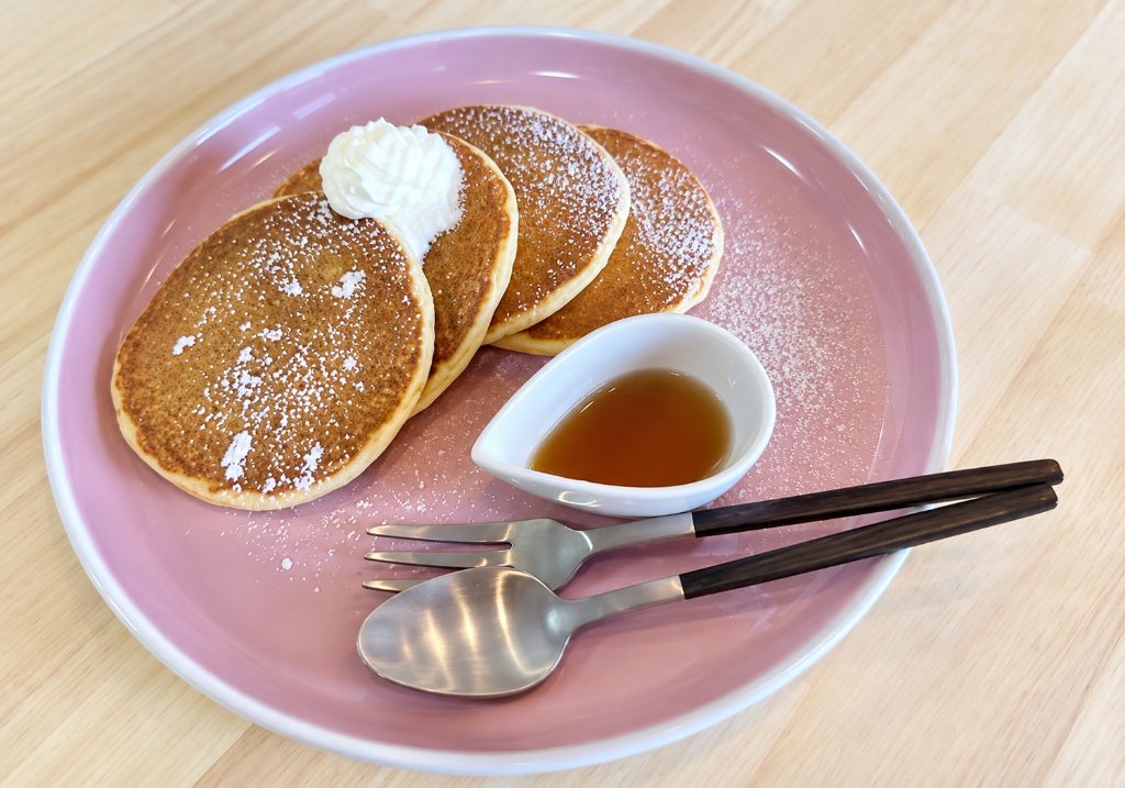 ピンク皿のパンケーキセット